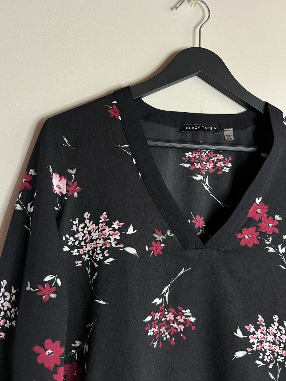 Black Tape Black Floral V-Neck Blouse Medium Long Sleeve Sheer Career Top - Picture 4 of 8